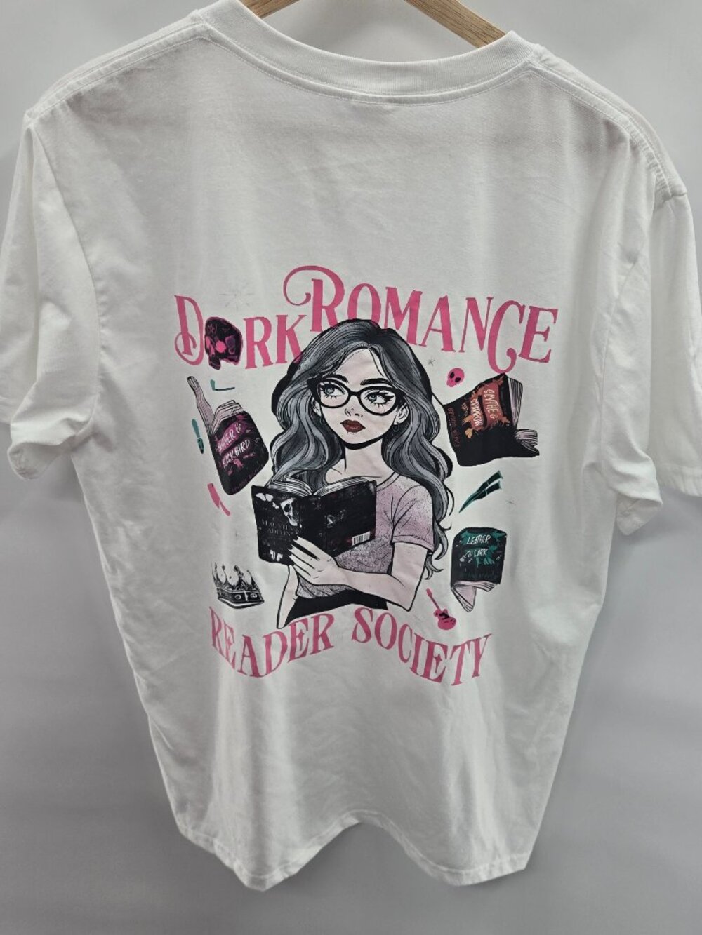 White Dark Romance Reader Society Short Sleeved Bookworm T-Shirt Size Large